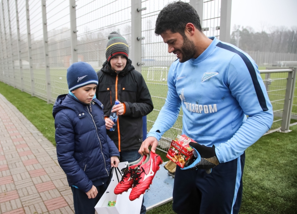 Юные болельщики встретились с футболистами «Зенита»