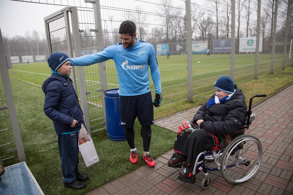 Юные болельщики встретились с футболистами «Зенита»
