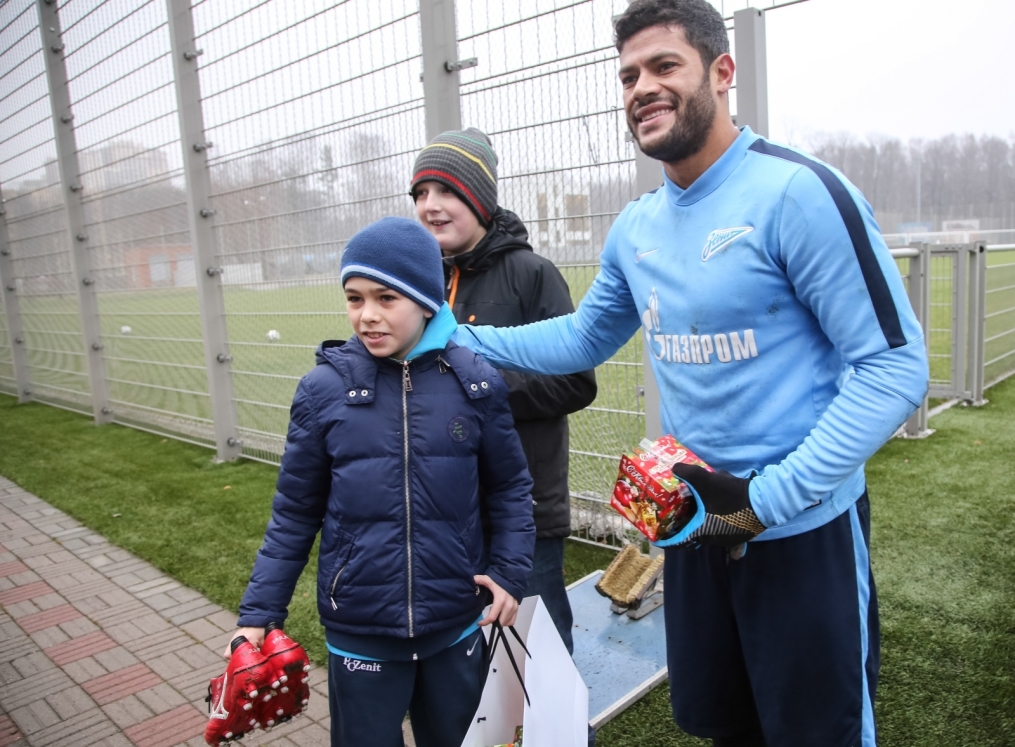 Юные болельщики встретились с футболистами «Зенита»