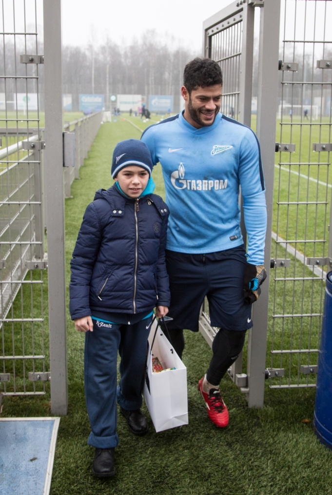 Юные болельщики встретились с футболистами «Зенита»