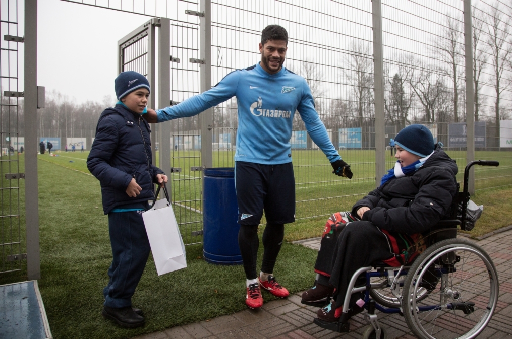Юные болельщики встретились с футболистами «Зенита»