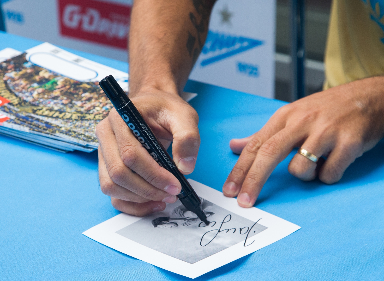 Автограф-сессия Данни на АЗС «Газпромнефть»