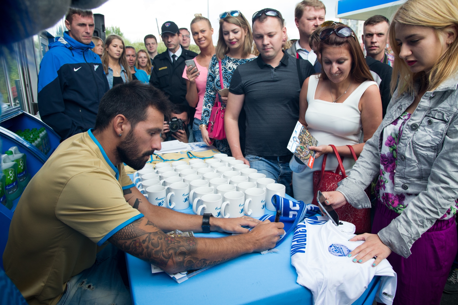 Автограф-сессия Данни на АЗС «Газпромнефть»