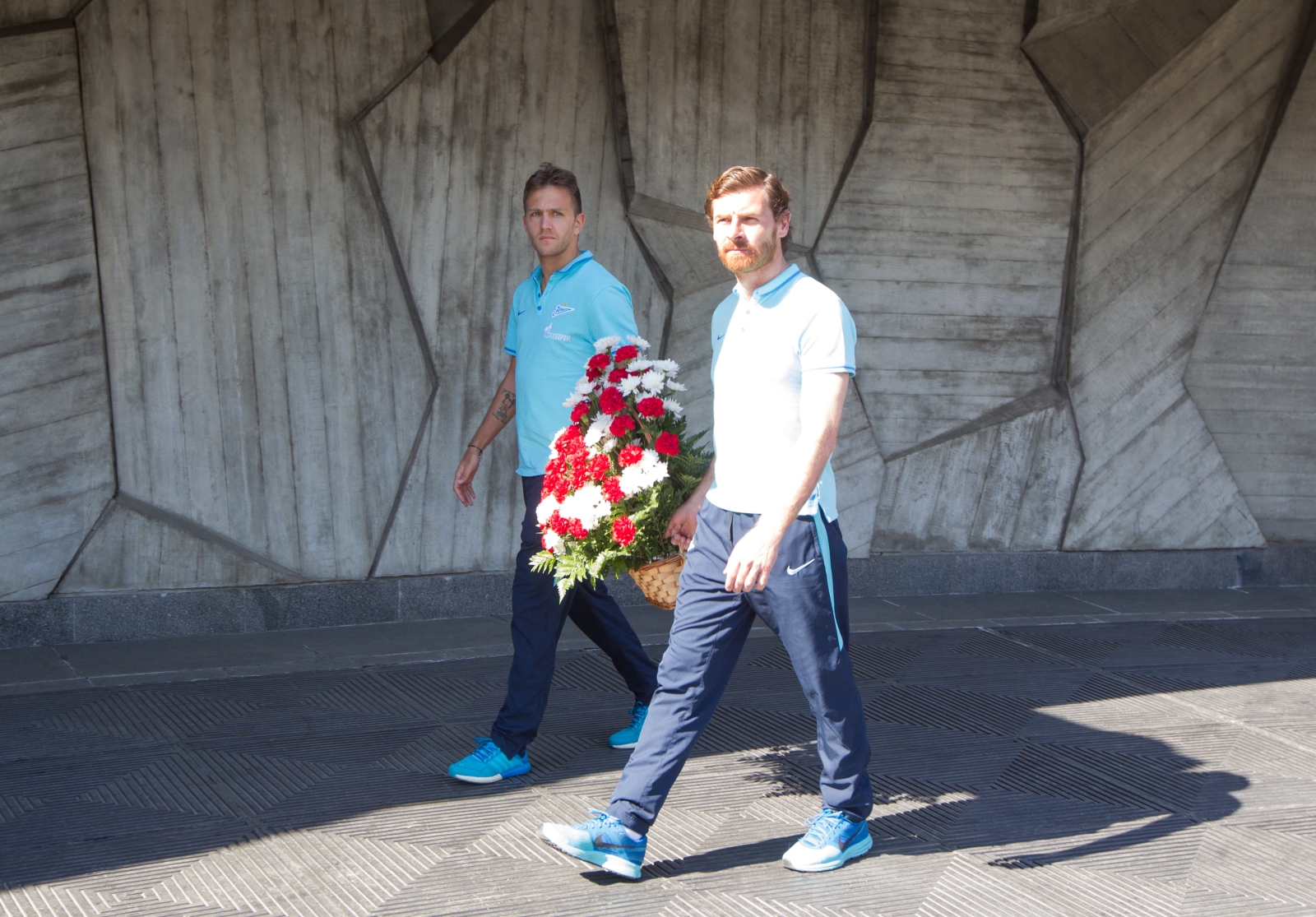 Футболисты «Зенита» возложили цветы к монументу героическим защитникам Ленинграда