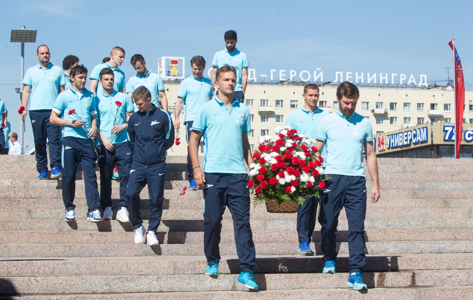 Футболисты «Зенита» возложили цветы к монументу героическим защитникам Ленинграда