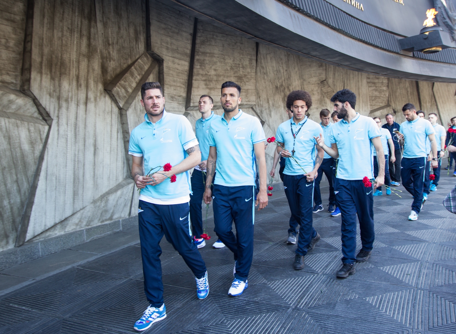 Футболисты «Зенита» возложили цветы к монументу героическим защитникам Ленинграда