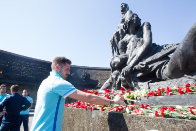 Футболисты «Зенита» возложили цветы к монументу героическим защитникам Ленинграда