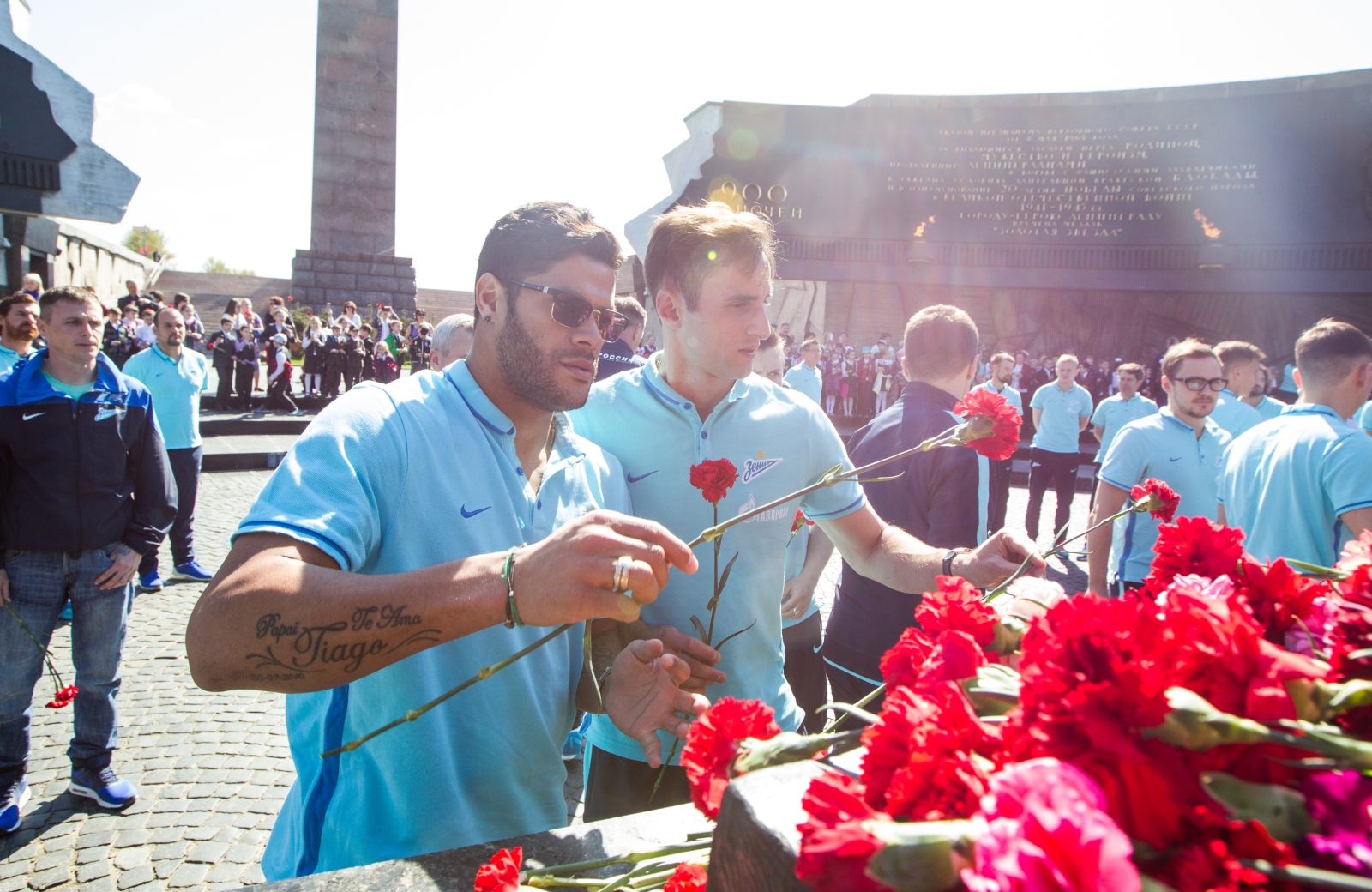 Футболисты «Зенита» возложили цветы к монументу героическим защитникам Ленинграда