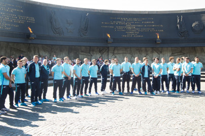 Футболисты «Зенита» возложили цветы к монументу героическим защитникам Ленинграда