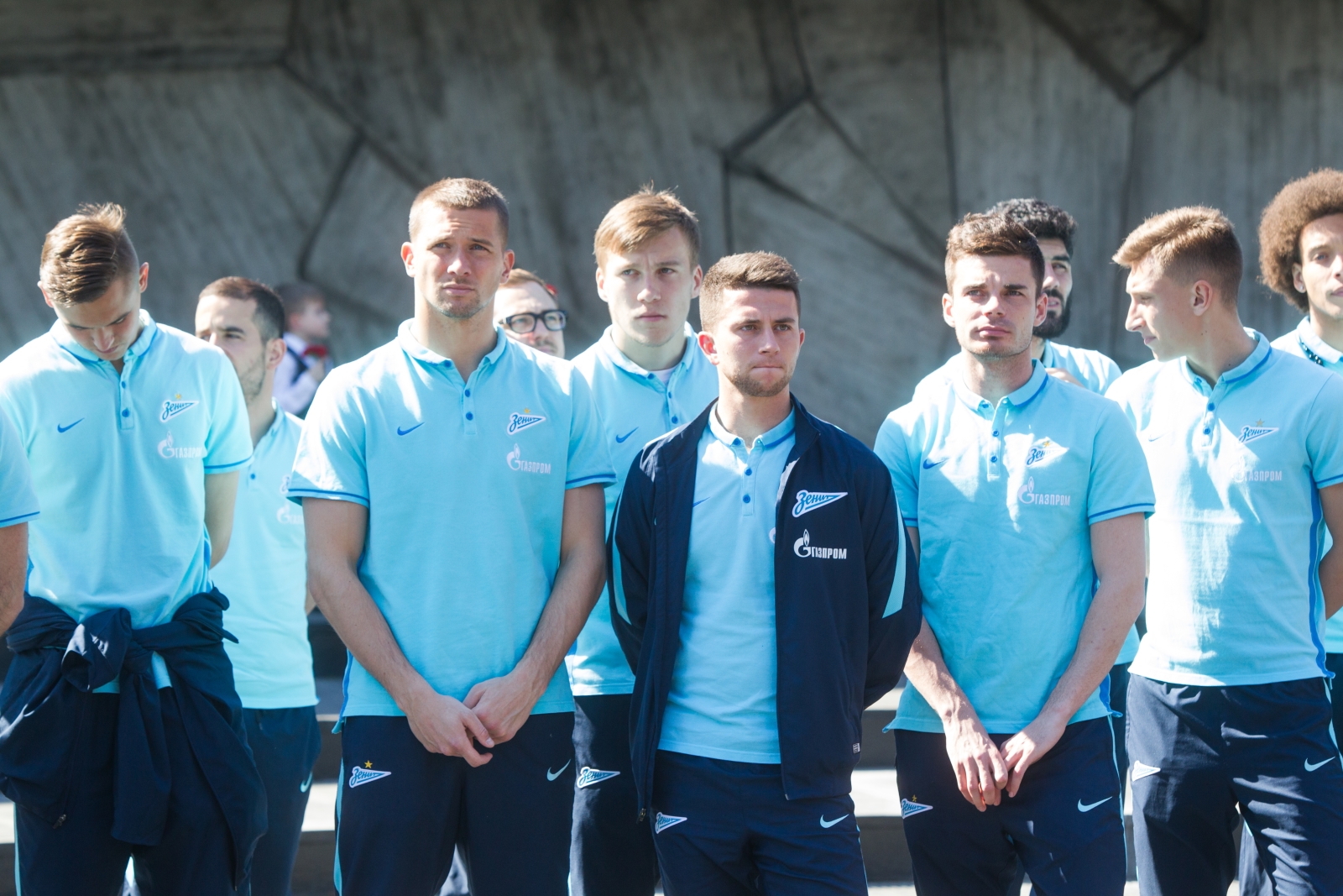 Футболисты «Зенита» возложили цветы к монументу героическим защитникам Ленинграда