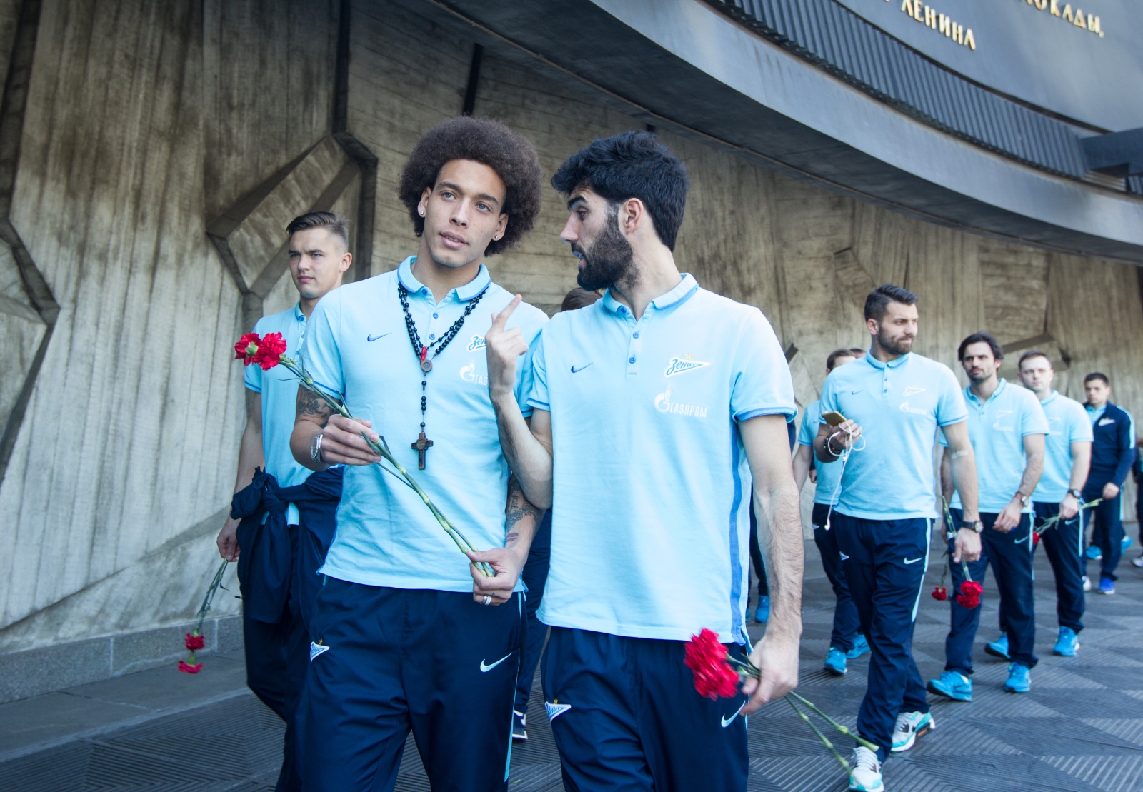 Футболисты «Зенита» возложили цветы к монументу героическим защитникам Ленинграда