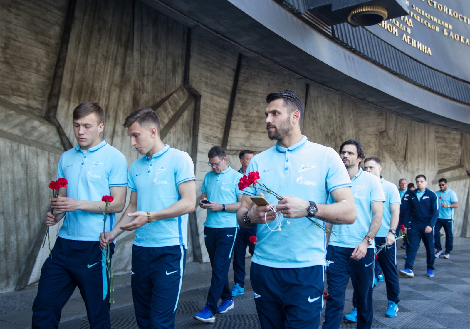 Футболисты «Зенита» возложили цветы к монументу героическим защитникам Ленинграда