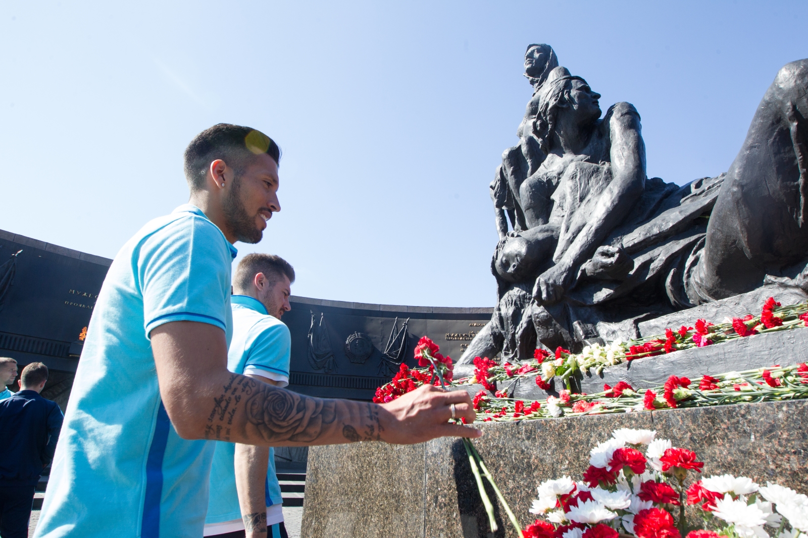 Футболисты «Зенита» возложили цветы к монументу героическим защитникам Ленинграда