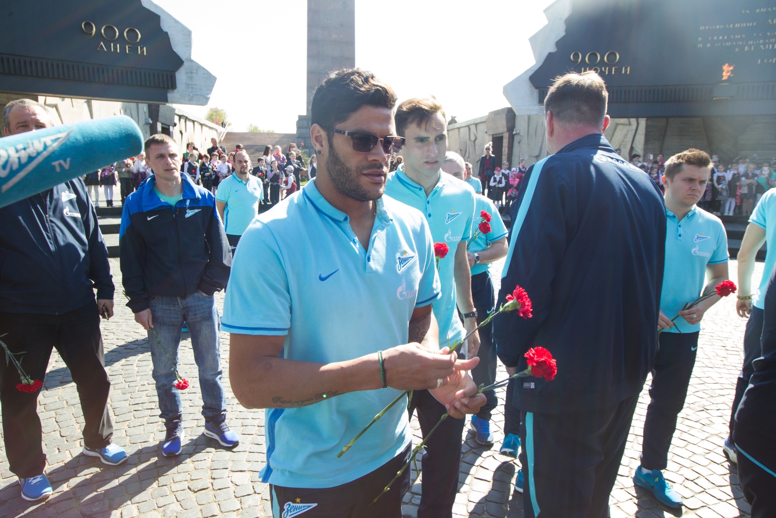 Футболисты «Зенита» возложили цветы к монументу героическим защитникам Ленинграда