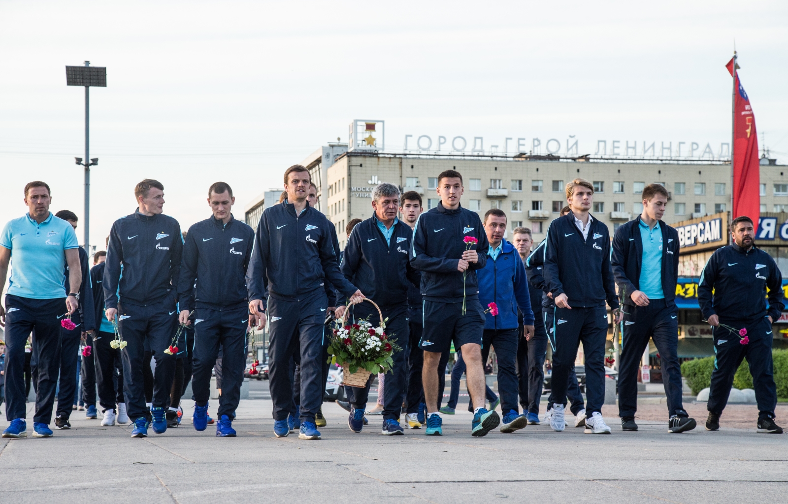 Футболисты «Зенита-2» возложили цветы к монументу героическим защитникам Ленинграда