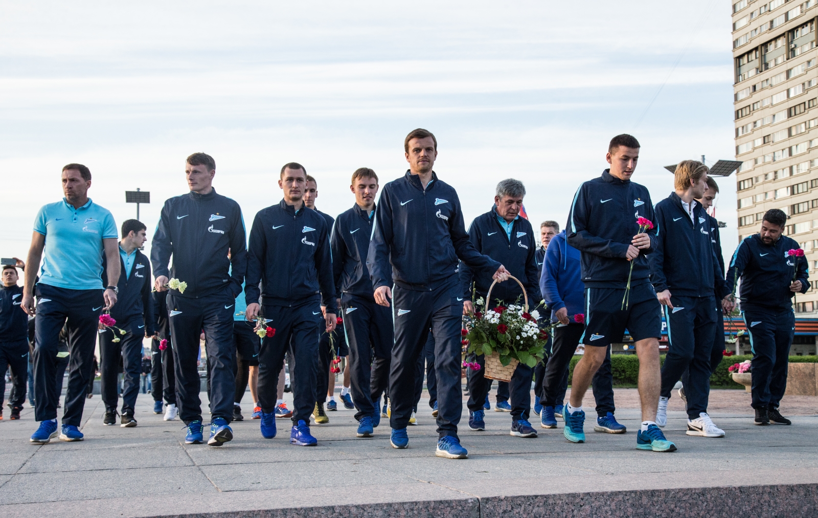 Футболисты «Зенита-2» возложили цветы к монументу героическим защитникам Ленинграда