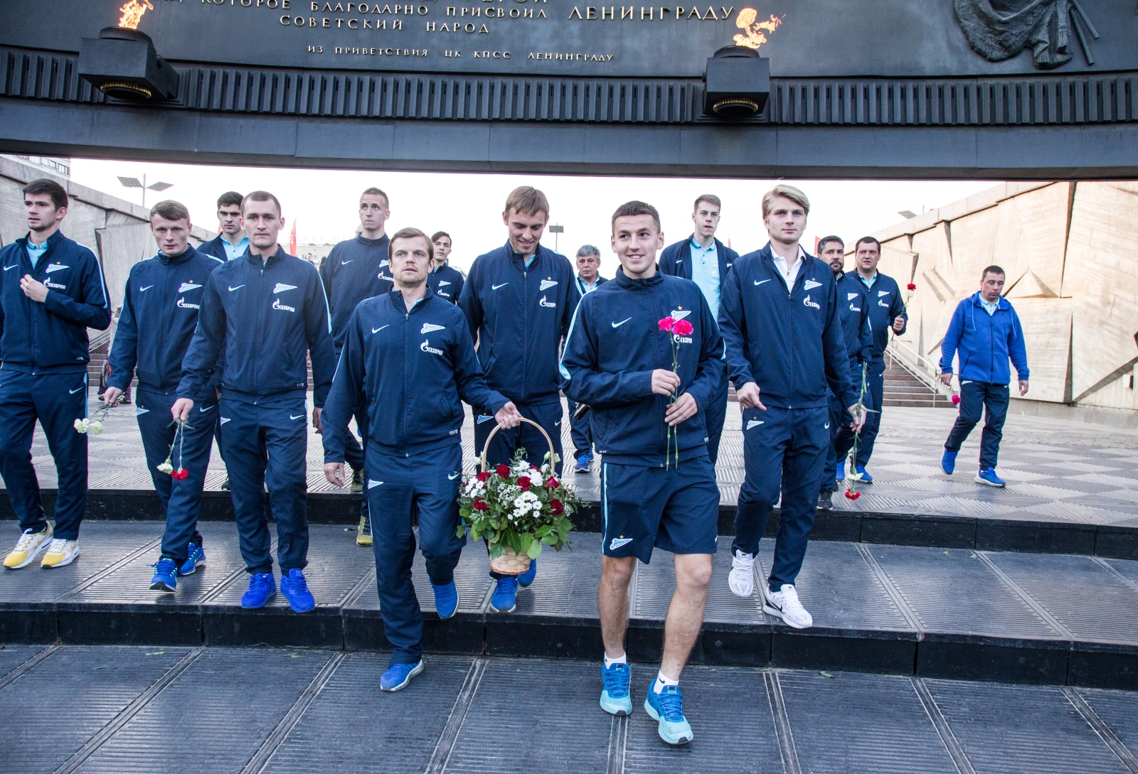 Футболисты «Зенита-2» возложили цветы к монументу героическим защитникам Ленинграда