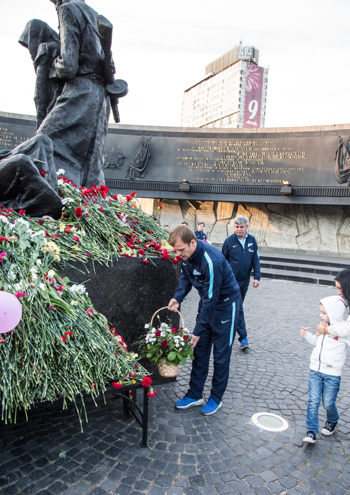 Футболисты «Зенита-2» возложили цветы к монументу героическим защитникам Ленинграда