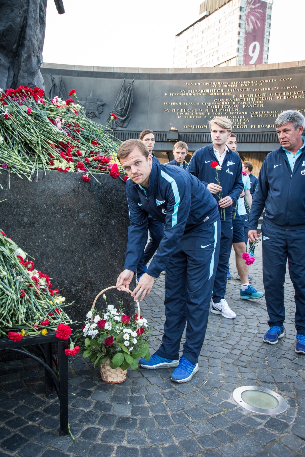 Футболисты «Зенита-2» возложили цветы к монументу героическим защитникам Ленинграда
