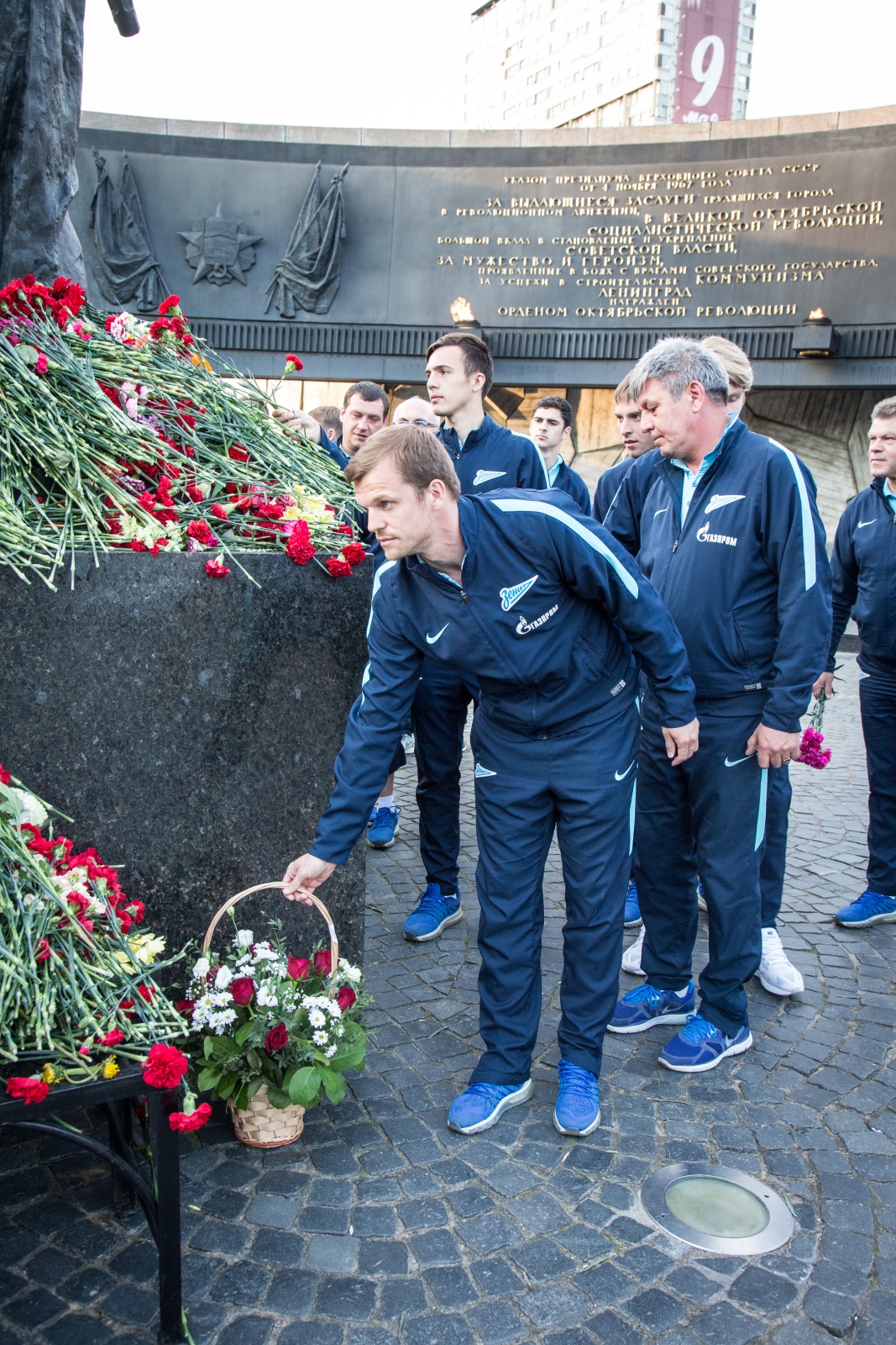 Футболисты «Зенита-2» возложили цветы к монументу героическим защитникам Ленинграда