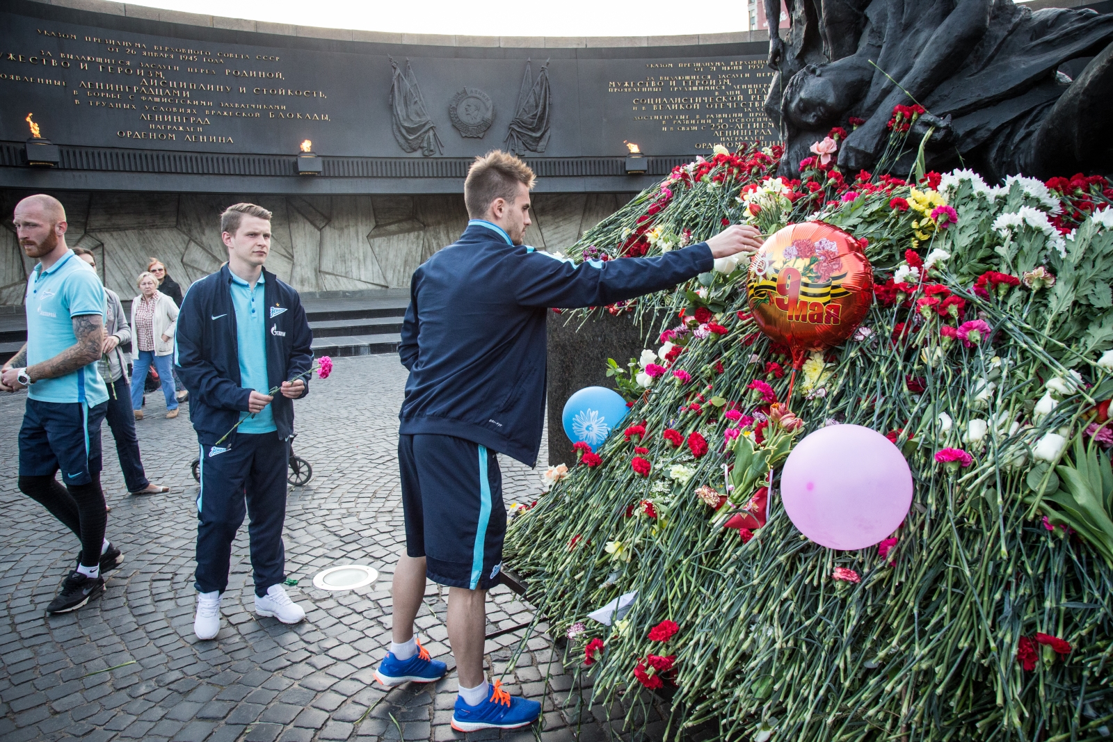 Футболисты «Зенита-2» возложили цветы к монументу героическим защитникам Ленинграда