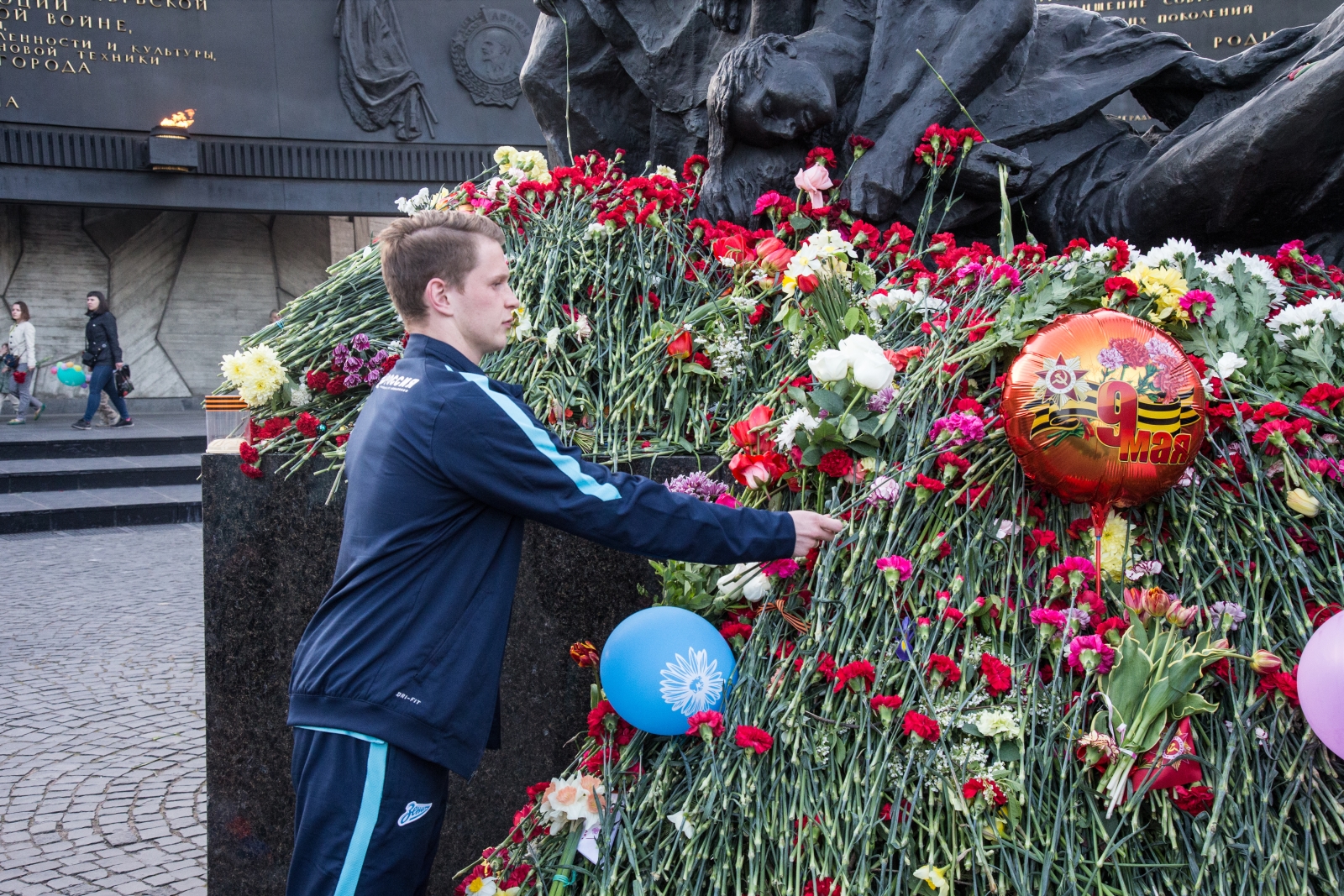 Футболисты «Зенита-2» возложили цветы к монументу героическим защитникам Ленинграда