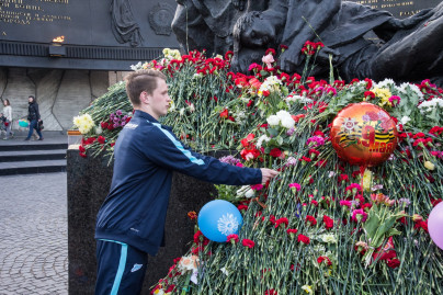 Футболисты «Зенита-2» возложили цветы к монументу героическим защитникам Ленинграда