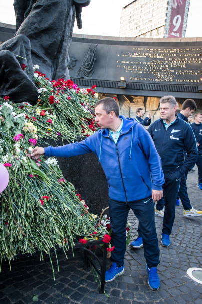 Футболисты «Зенита-2» возложили цветы к монументу героическим защитникам Ленинграда