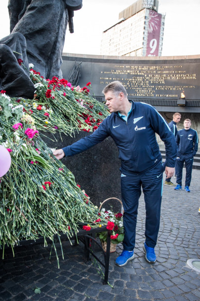 Футболисты «Зенита-2» возложили цветы к монументу героическим защитникам Ленинграда