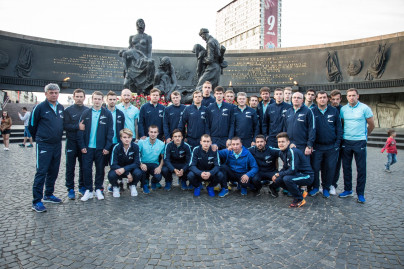 Футболисты «Зенита-2» возложили цветы к монументу героическим защитникам Ленинграда