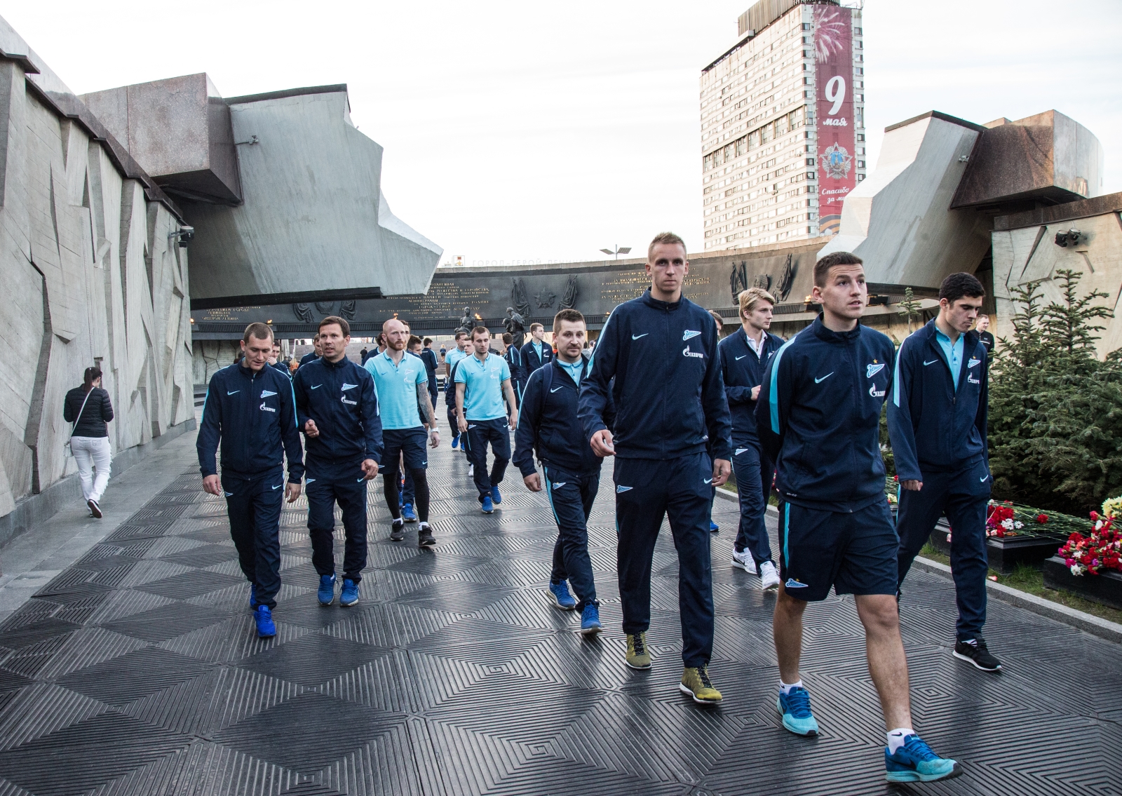 Футболисты «Зенита-2» возложили цветы к монументу героическим защитникам Ленинграда