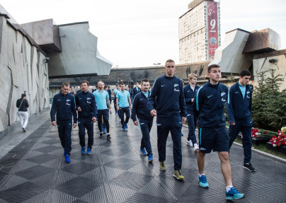 Футболисты «Зенита-2» возложили цветы к монументу героическим защитникам Ленинграда