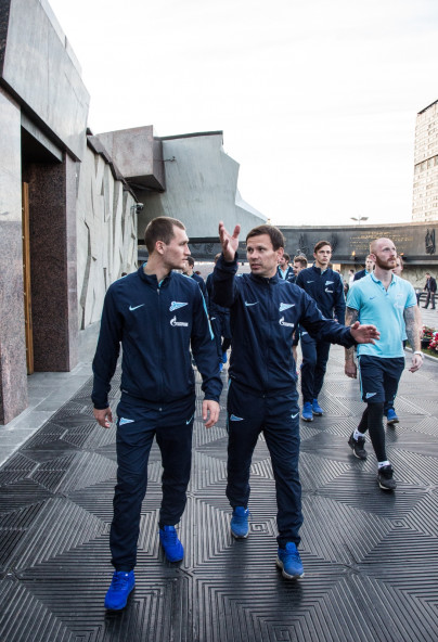 Футболисты «Зенита-2» возложили цветы к монументу героическим защитникам Ленинграда