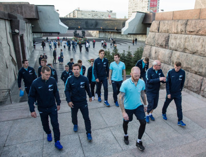 Футболисты «Зенита-2» возложили цветы к монументу героическим защитникам Ленинграда