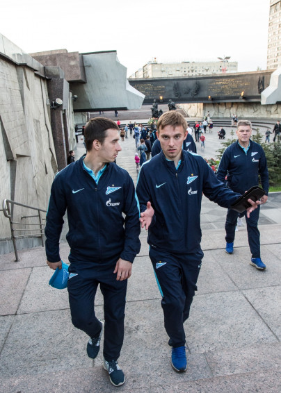 Футболисты «Зенита-2» возложили цветы к монументу героическим защитникам Ленинграда