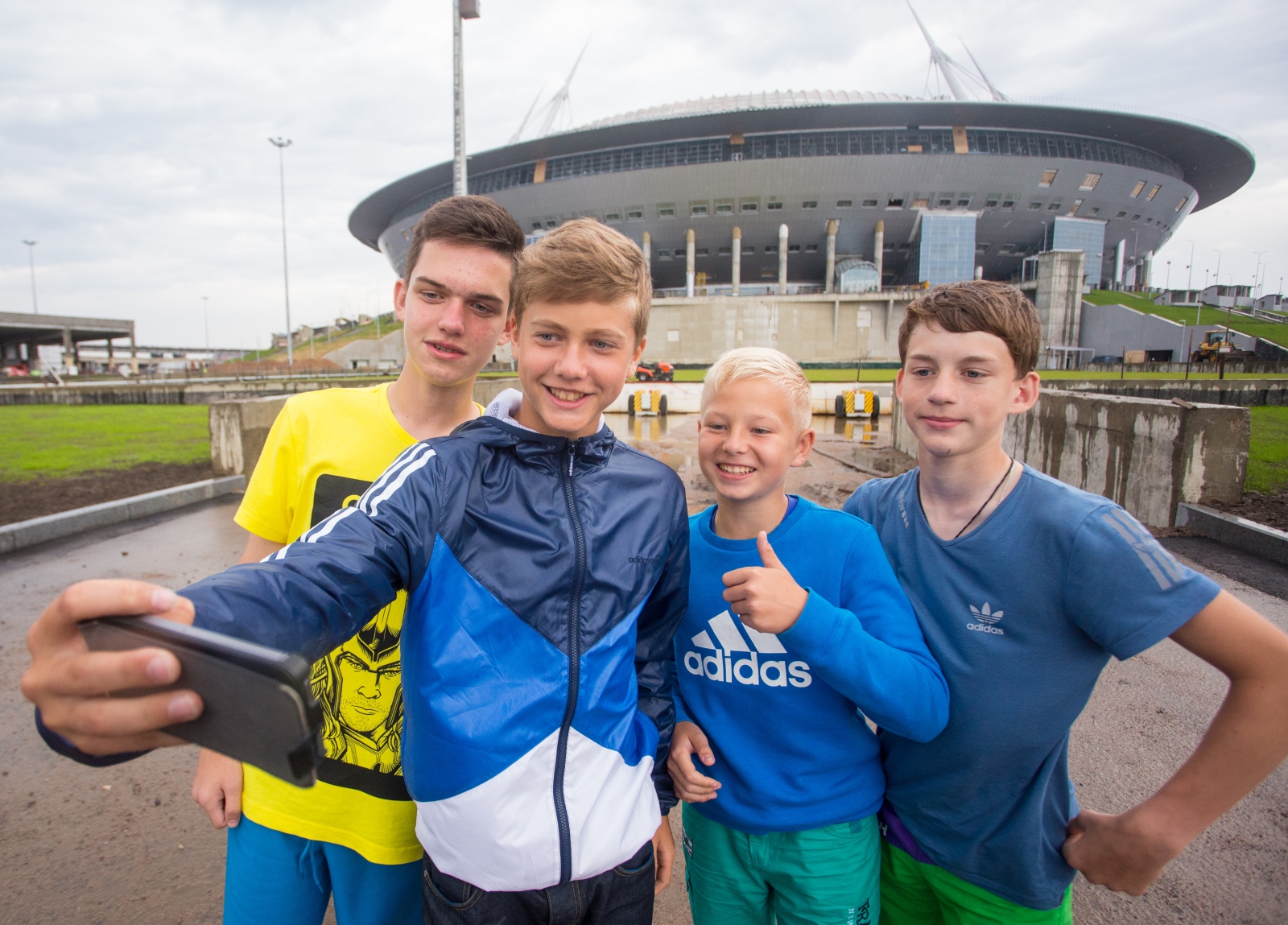 Экскурсия для воспитанников летнего лагеря Академии на новый стадион и «Сибур Арену»