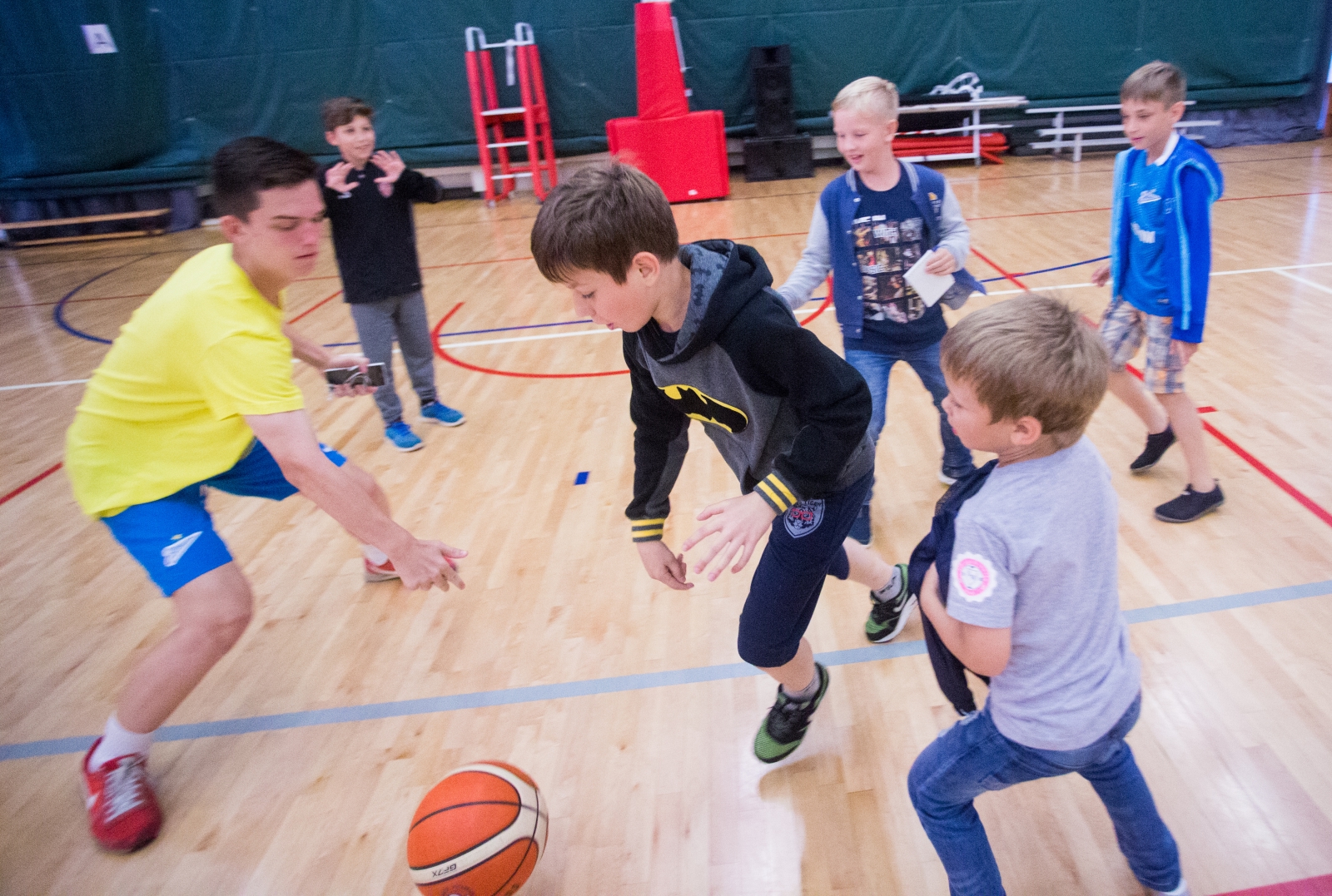 Экскурсия для воспитанников летнего лагеря Академии на новый стадион и «Сибур Арену»