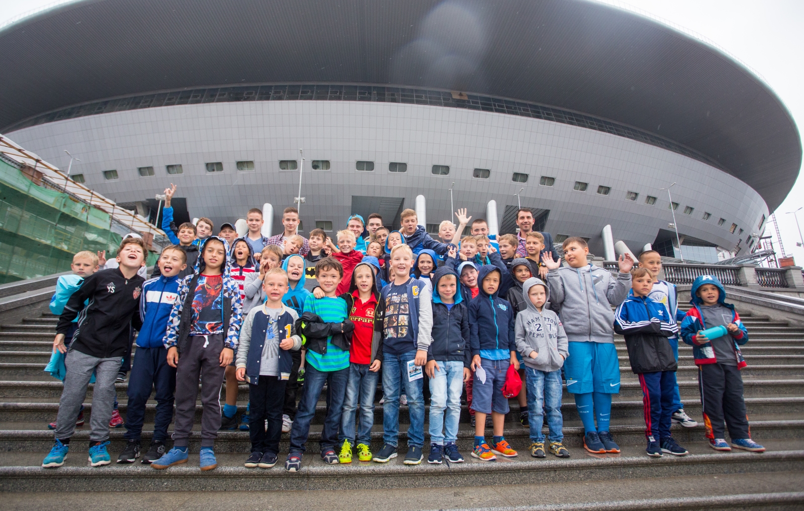 Экскурсия для воспитанников летнего лагеря Академии на новый стадион и «Сибур Арену»