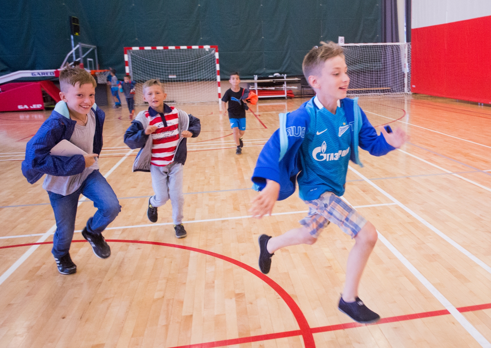 Экскурсия для воспитанников летнего лагеря Академии на новый стадион и «Сибур Арену»
