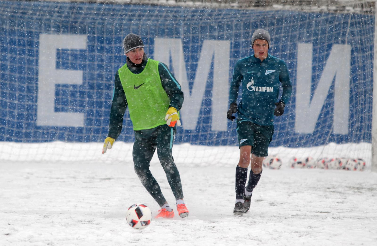 Тренировка «Зенита»-м в Академии во время снегопада