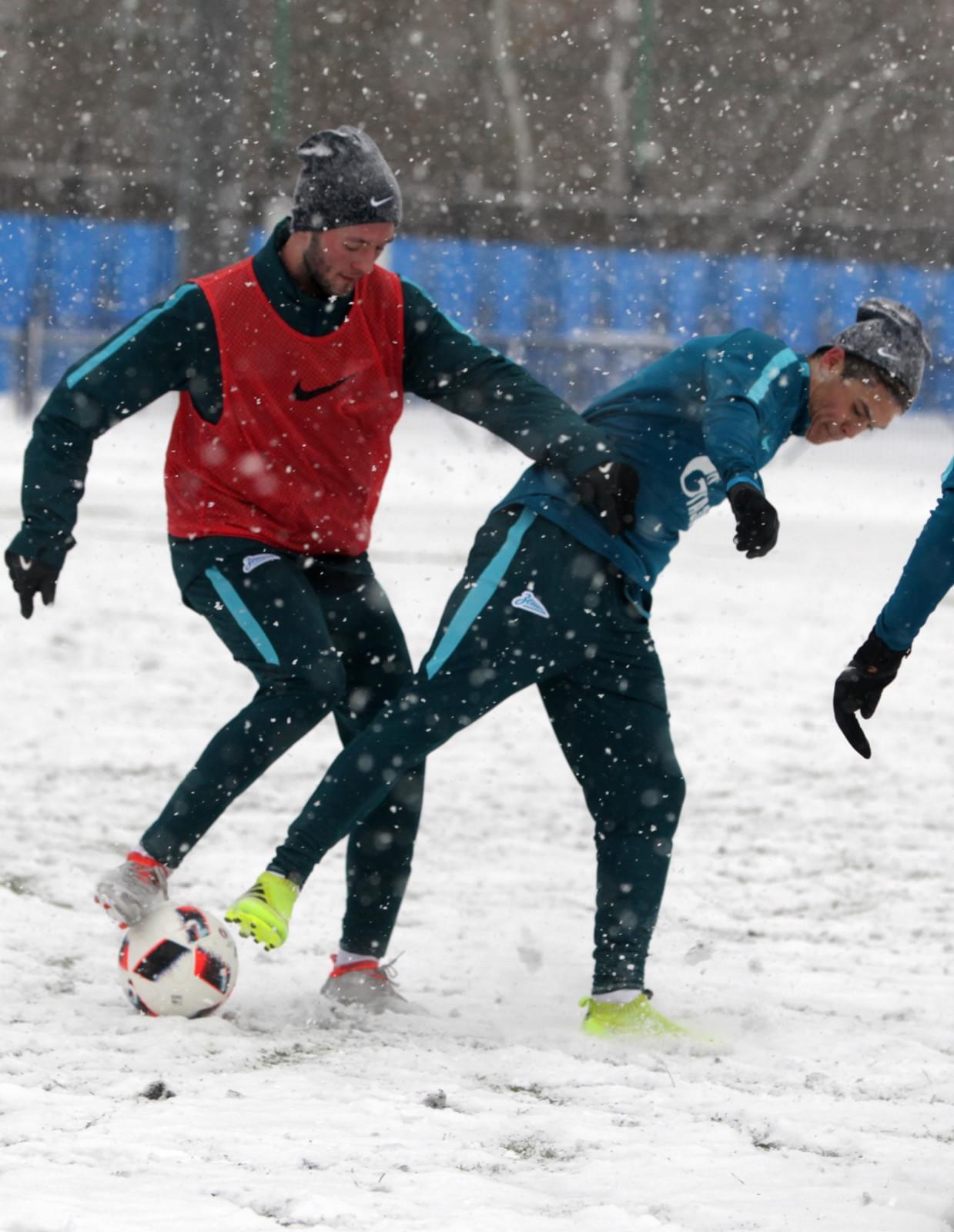 Тренировка «Зенита»-м в Академии во время снегопада