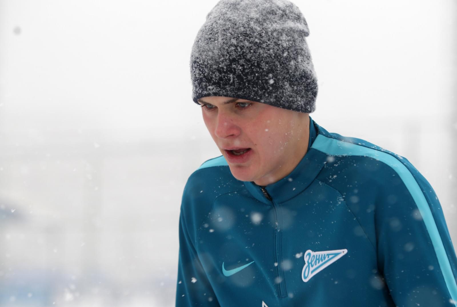 Тренировка «Зенита»-м в Академии во время снегопада