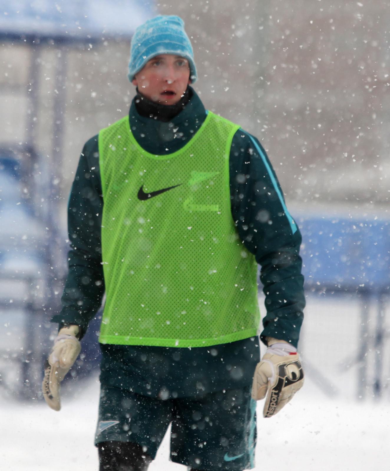 Тренировка «Зенита»-м в Академии во время снегопада