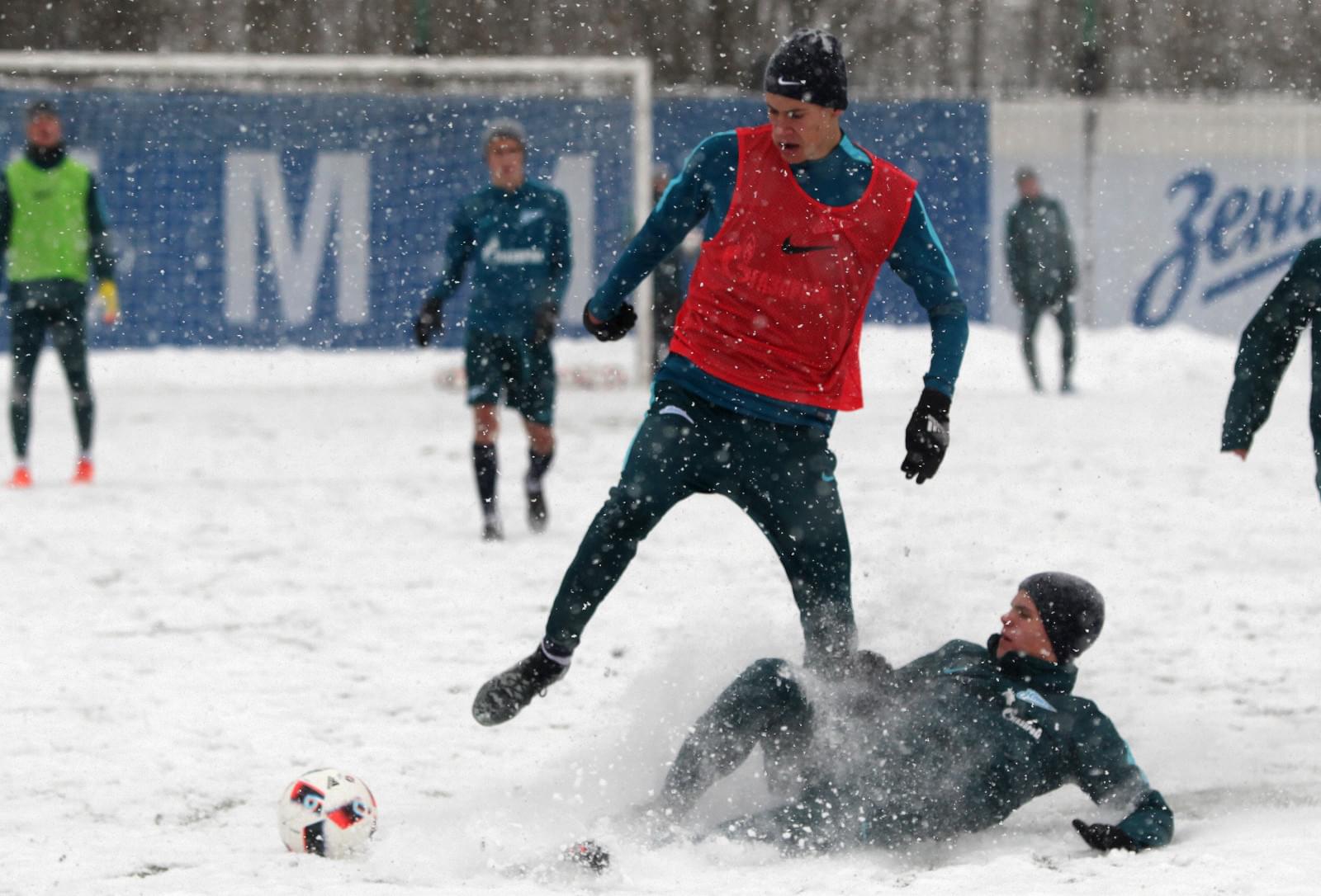 Тренировка «Зенита»-м в Академии во время снегопада