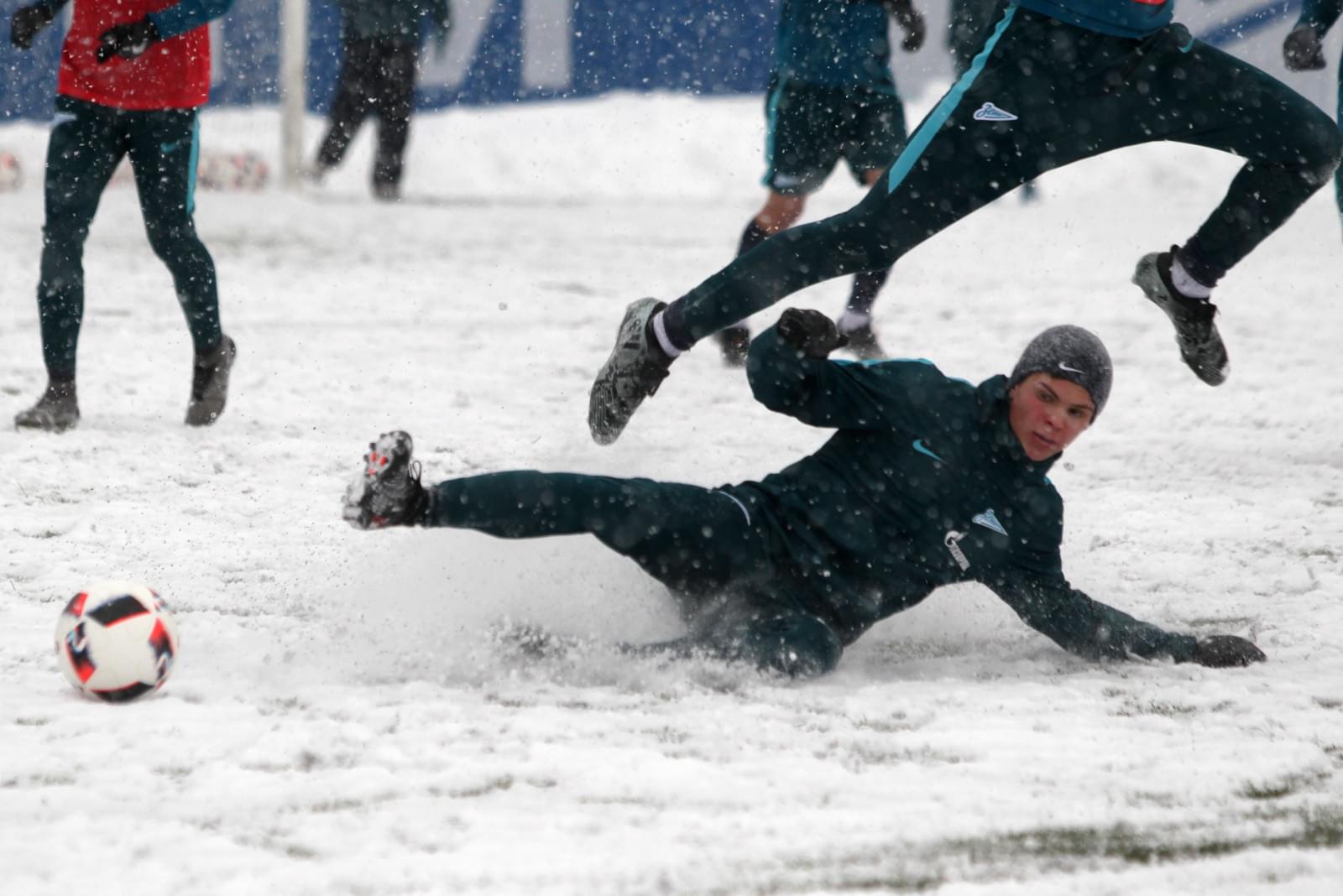 Тренировка «Зенита»-м в Академии во время снегопада