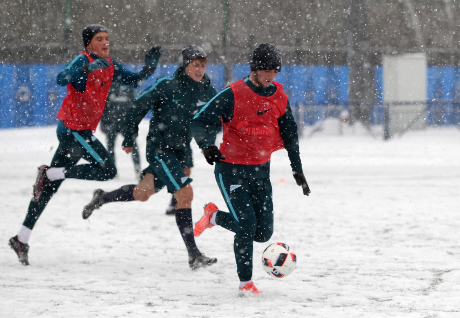 Тренировка «Зенита»-м в Академии во время снегопада