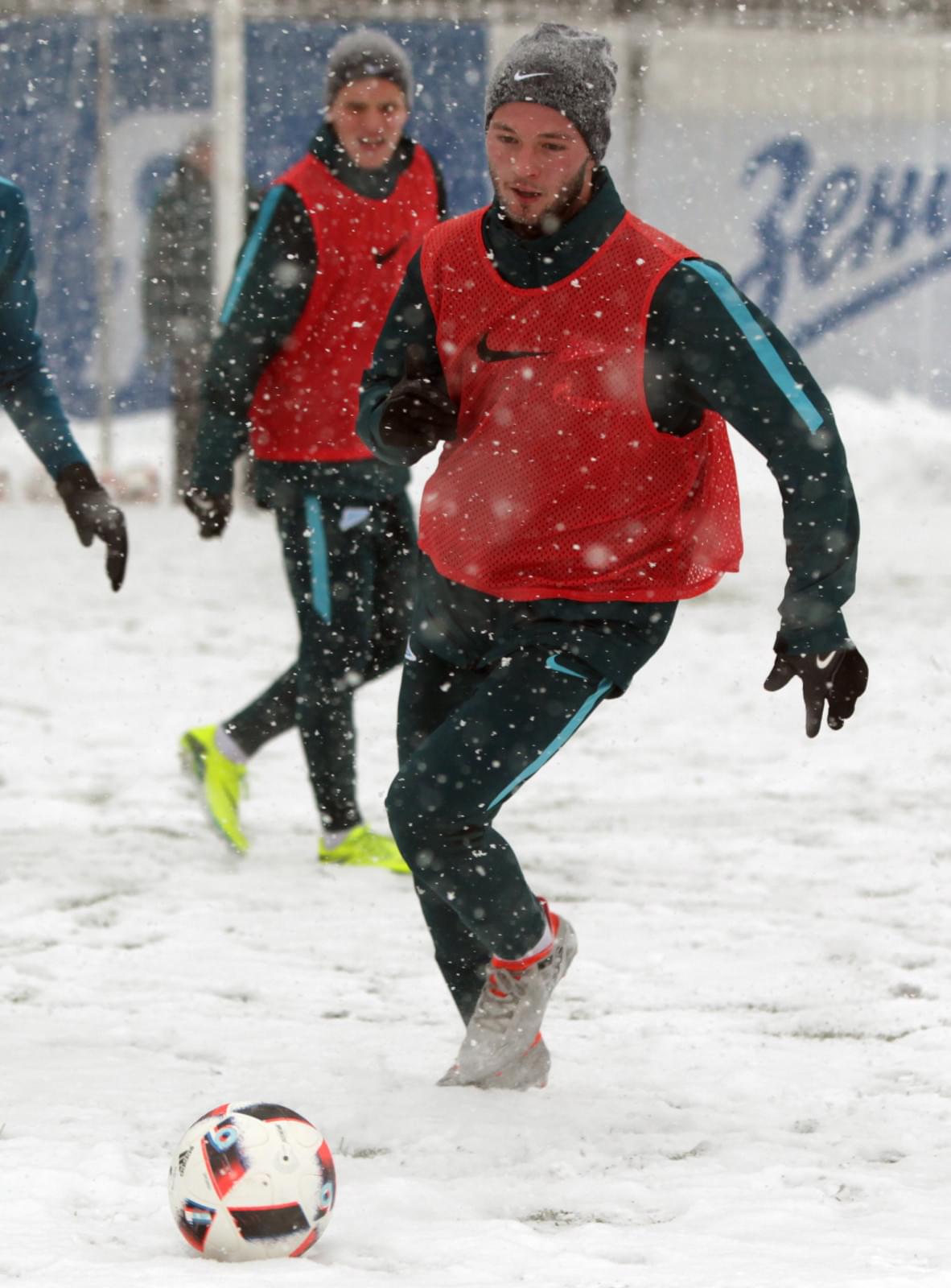 Тренировка «Зенита»-м в Академии во время снегопада