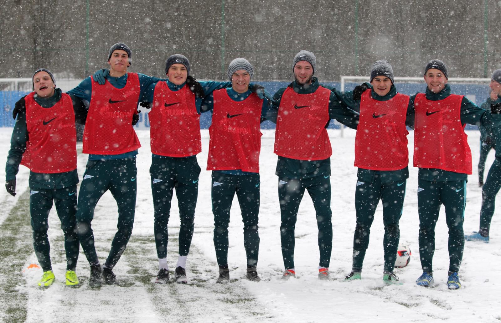 Тренировка «Зенита»-м в Академии во время снегопада