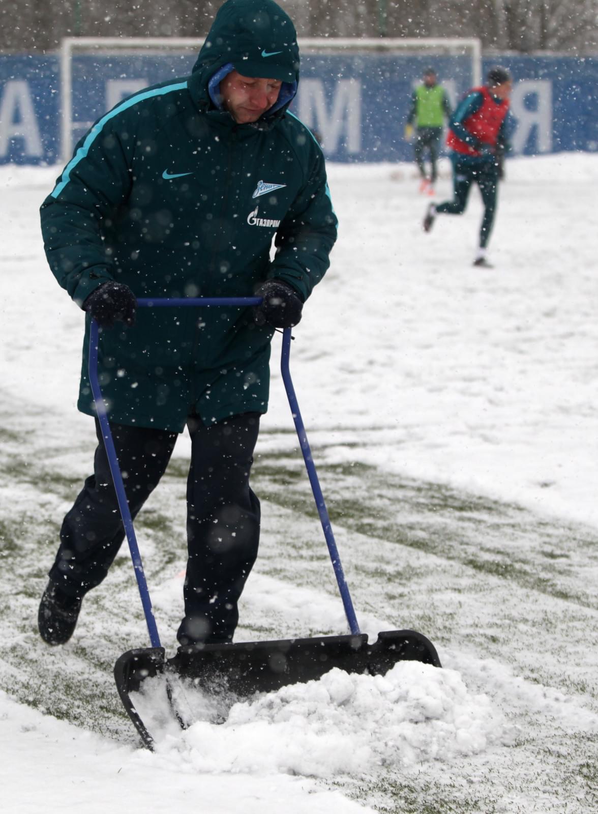 Тренировка «Зенита»-м в Академии во время снегопада