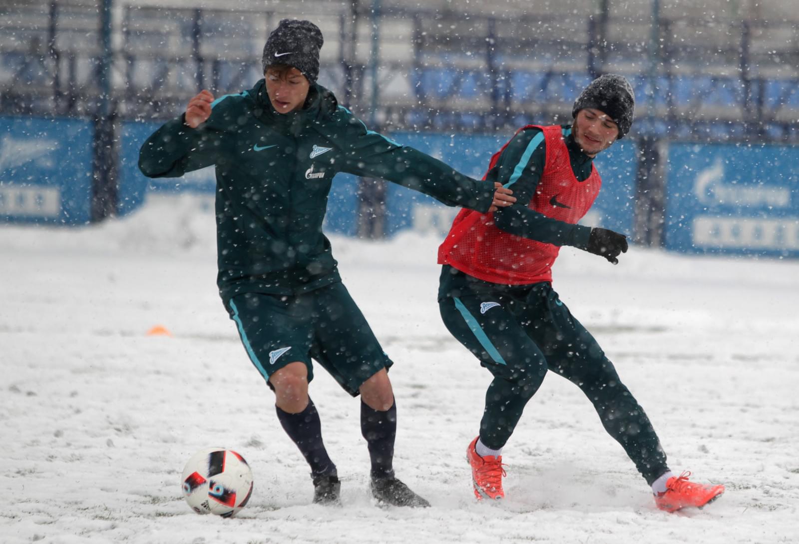 Тренировка «Зенита»-м в Академии во время снегопада